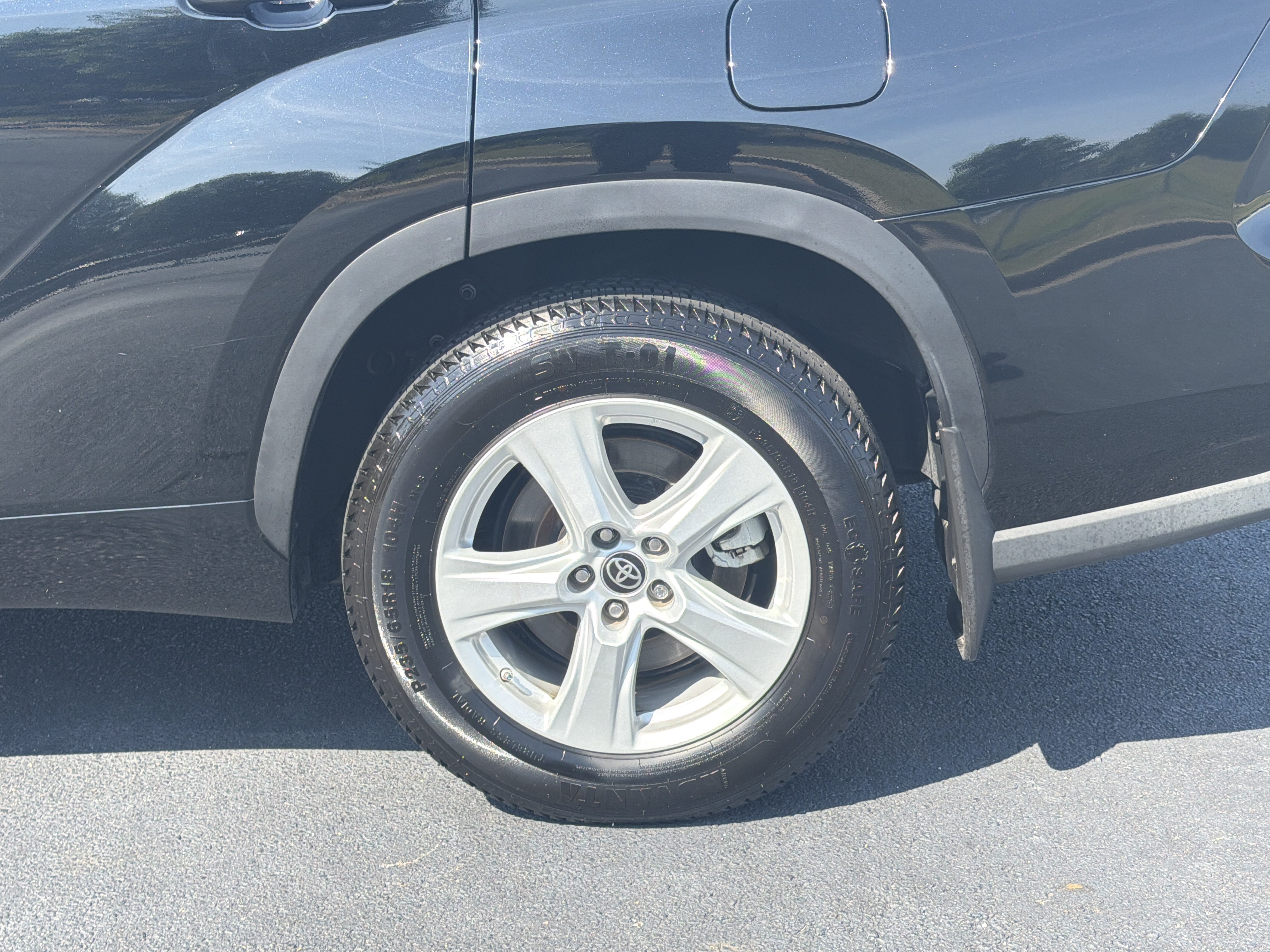 Used 2023 Toyota Highlander LE FWD image 35