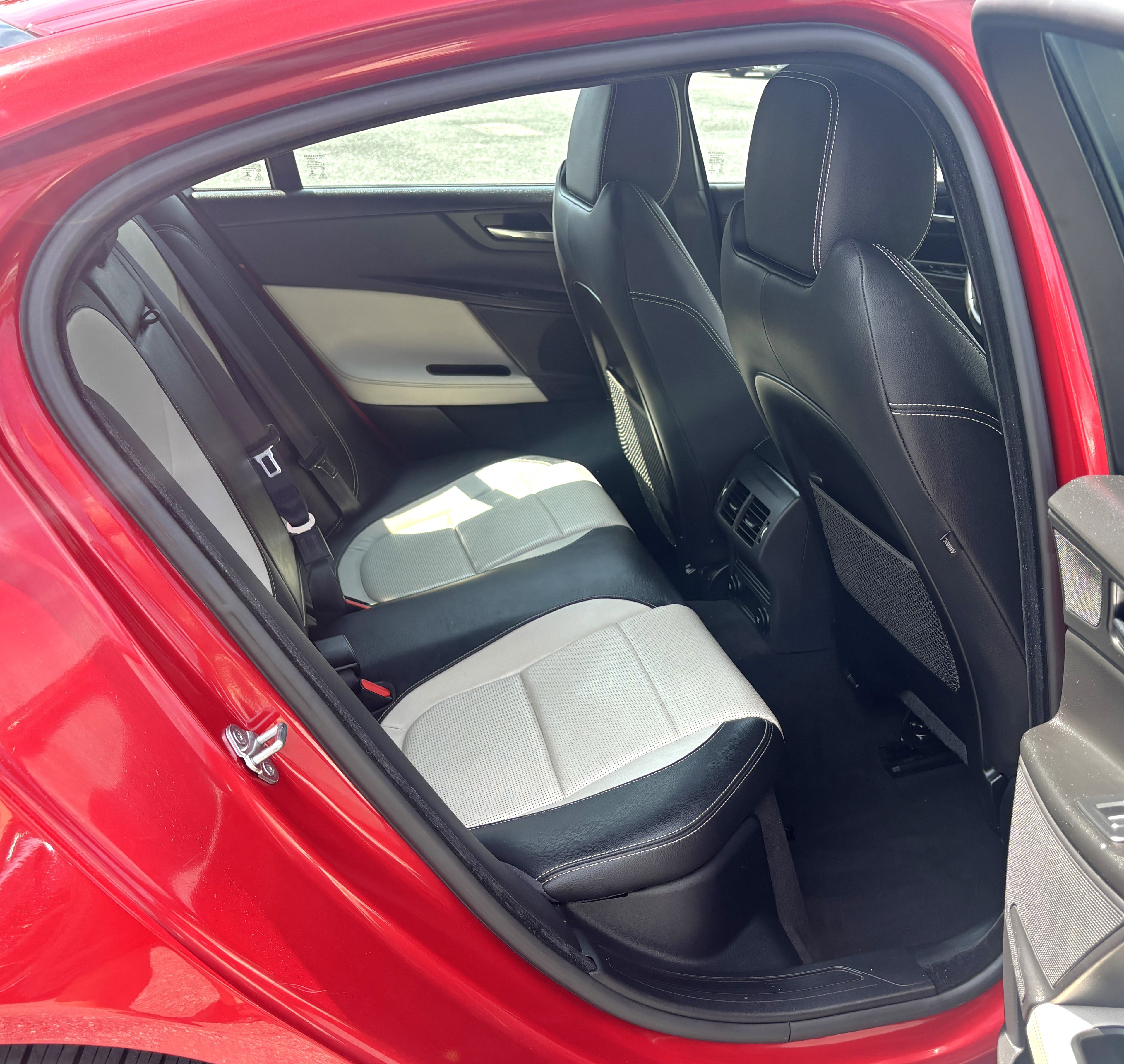 Used 2018 Jaguar XE R-Sport image 9