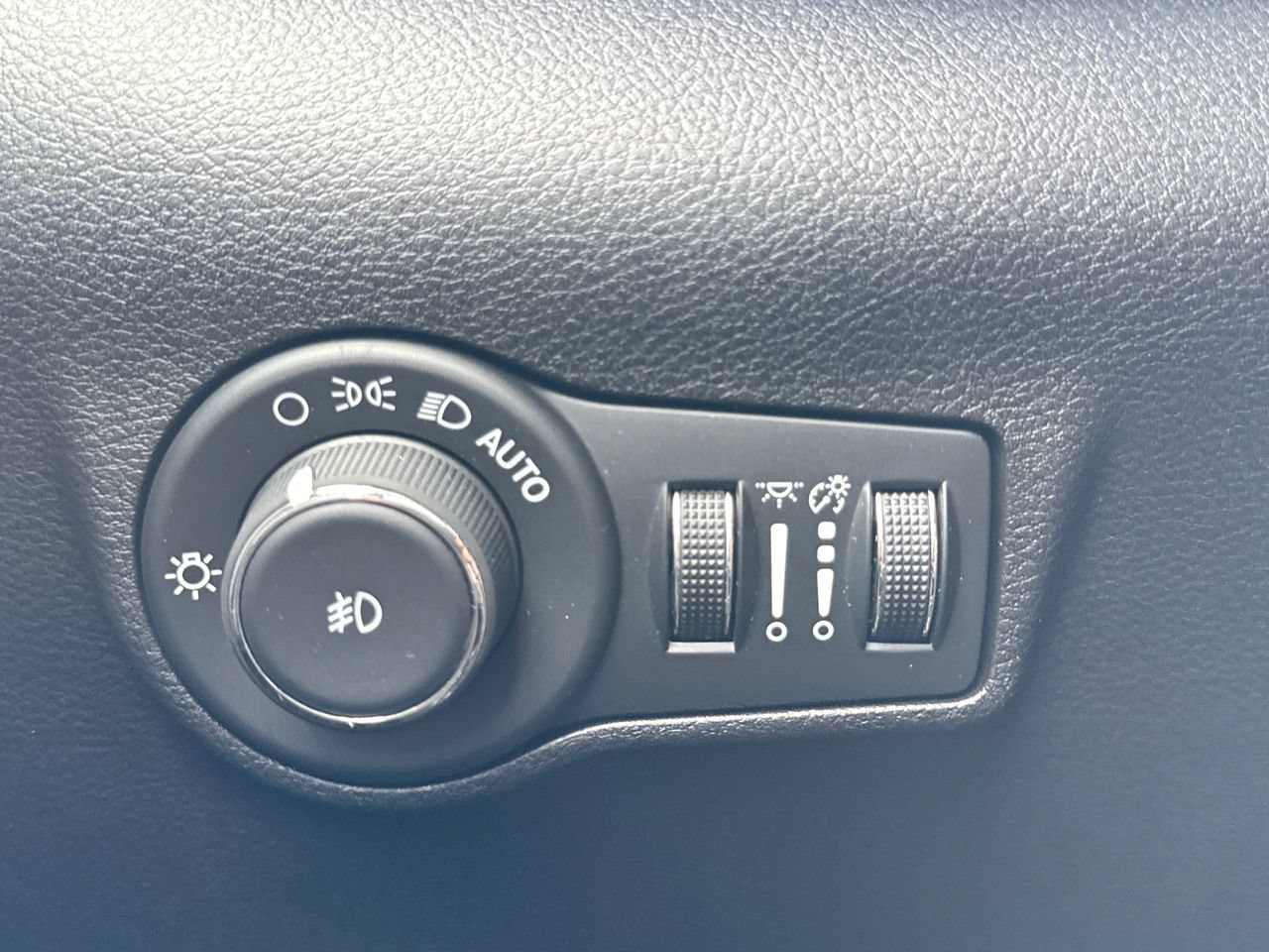 Used 2024 Jeep Compass Latitude AWD/4WD image 17