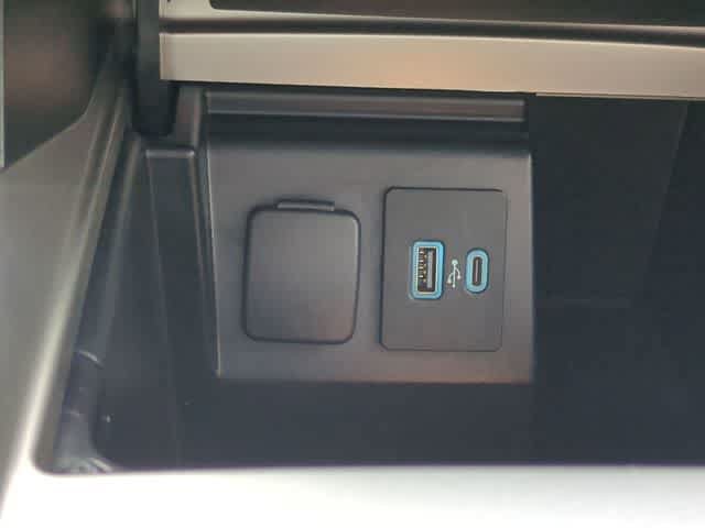 Used 2020 Ford Explorer XLT w/ Equipment Group 202A RWD image 31