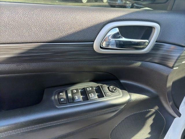 Used 2020 Jeep Grand Cherokee Altitude AWD/4WD image 28