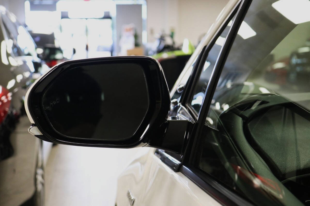 Used 2018 Toyota Prius Three image 96