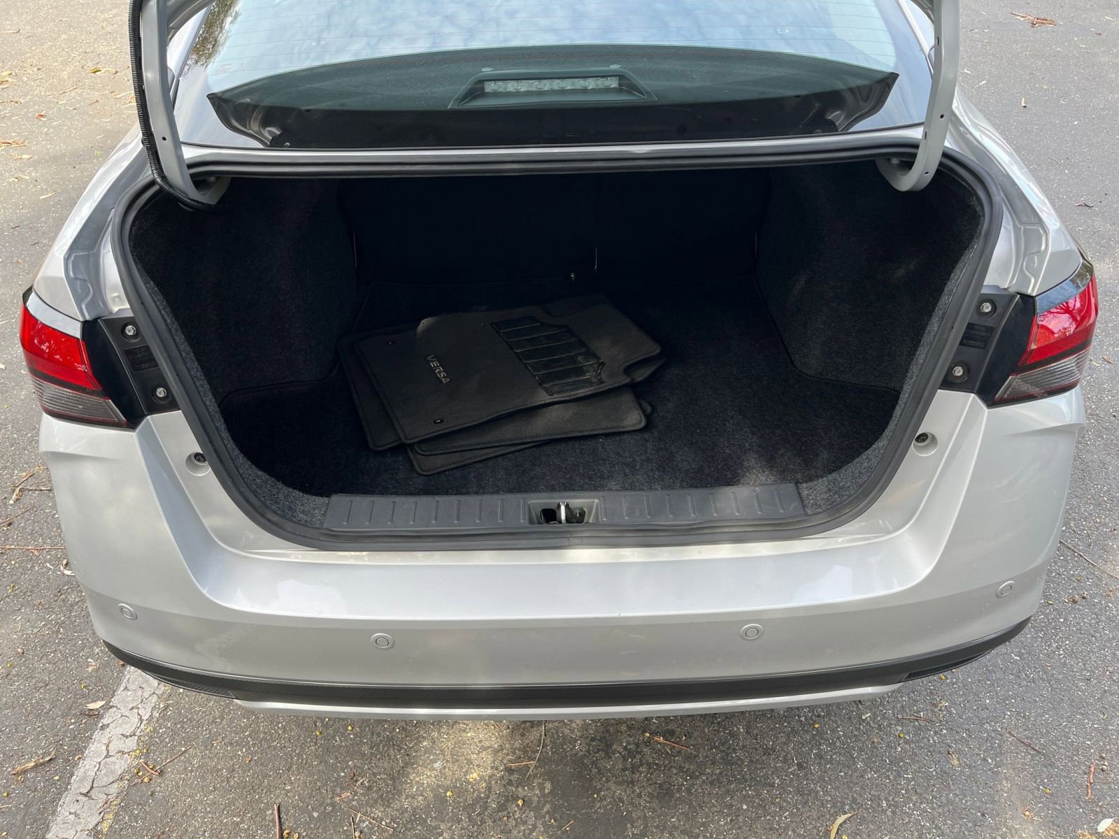 Used 2025 Nissan Versa SV image 29