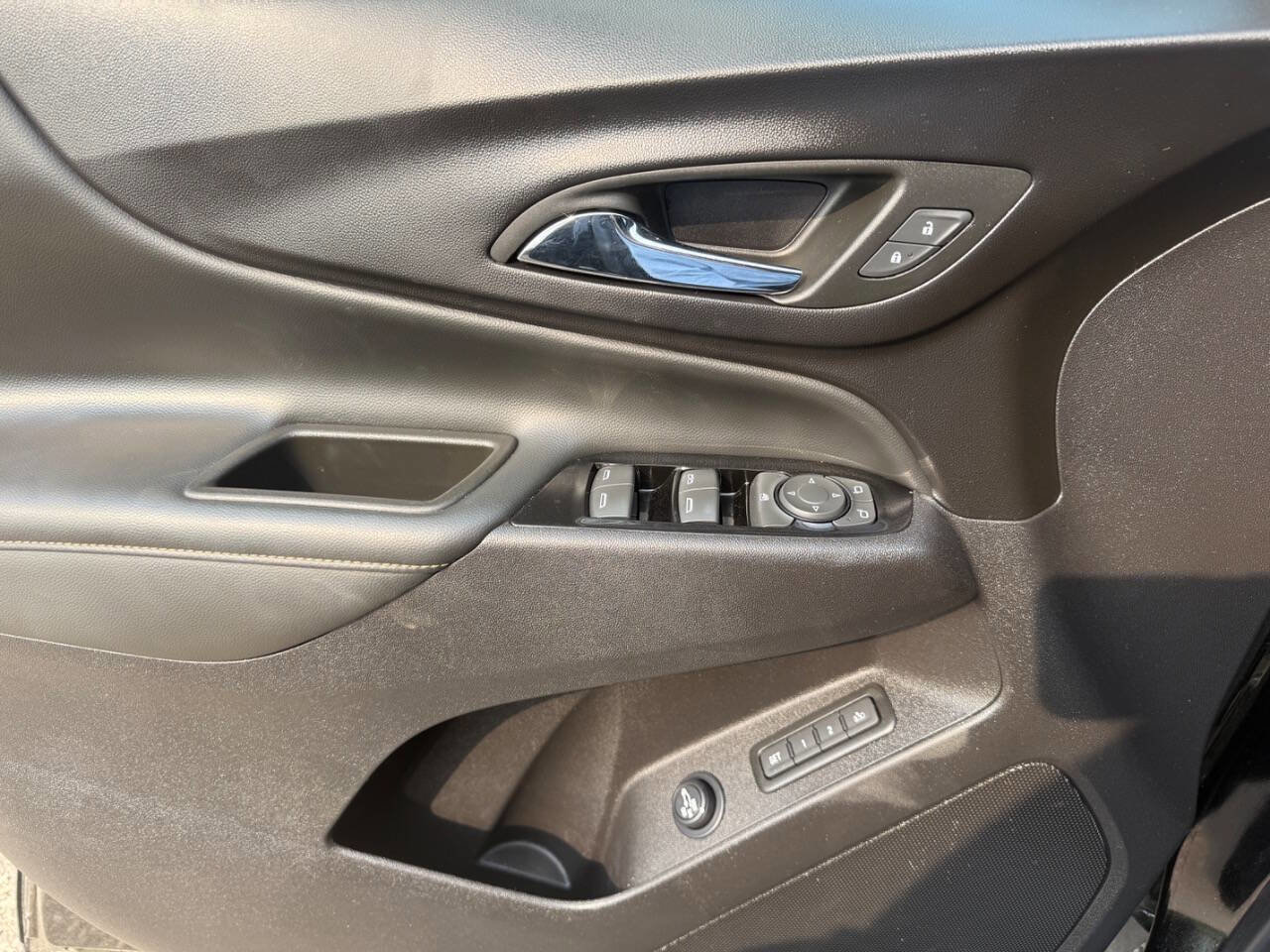 Used 2024 Chevrolet Equinox Premier image 11