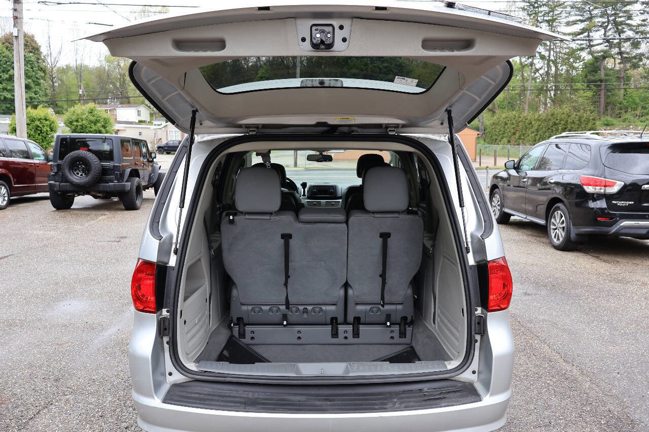 Used 2011 Volkswagen Routan SE FWD image 12