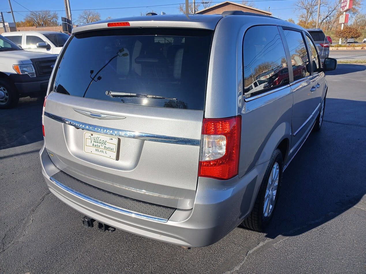 Used 2016 Chrysler Town & Country Touring image 6
