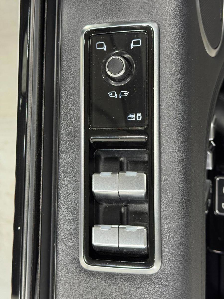 Used 2018 Land Rover Range Rover HSE image 23