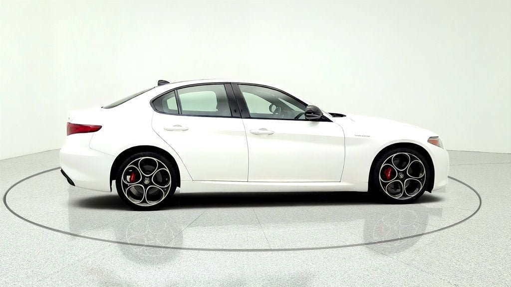 Used 2023 Alfa Romeo Giulia Veloce AWD/4WD image 4