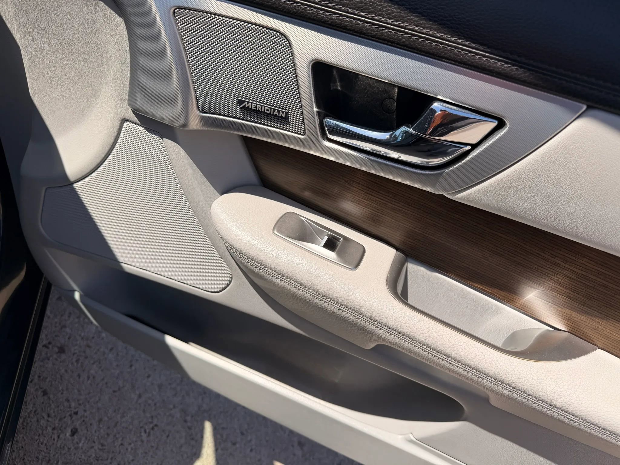 Used 2015 Jaguar XF Premium RWD image 25