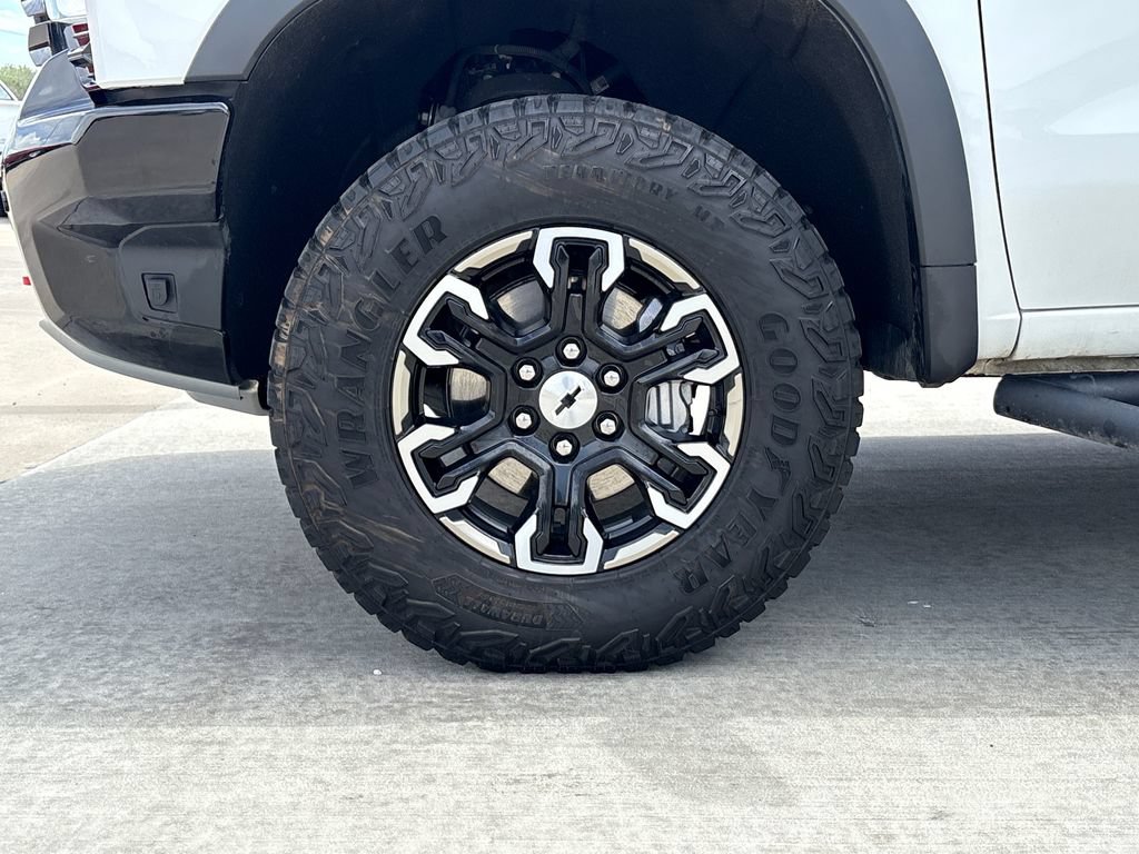 Used 2025 Chevrolet Silverado 1500 ZR2 w/ Technology Package AWD/4WD image 38