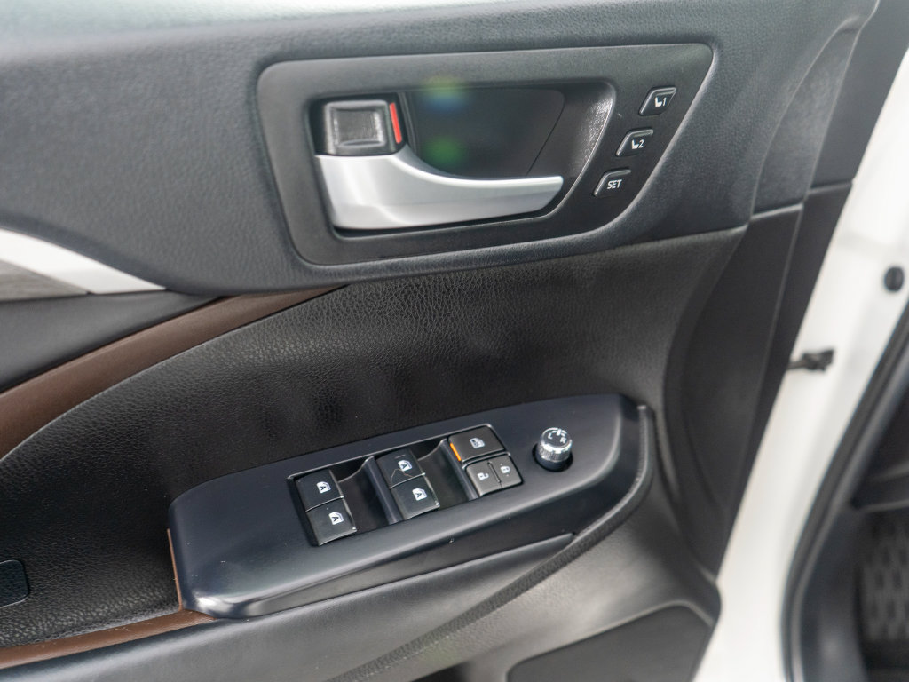 Used 2019 Toyota Highlander Limited Platinum AWD/4WD image 26