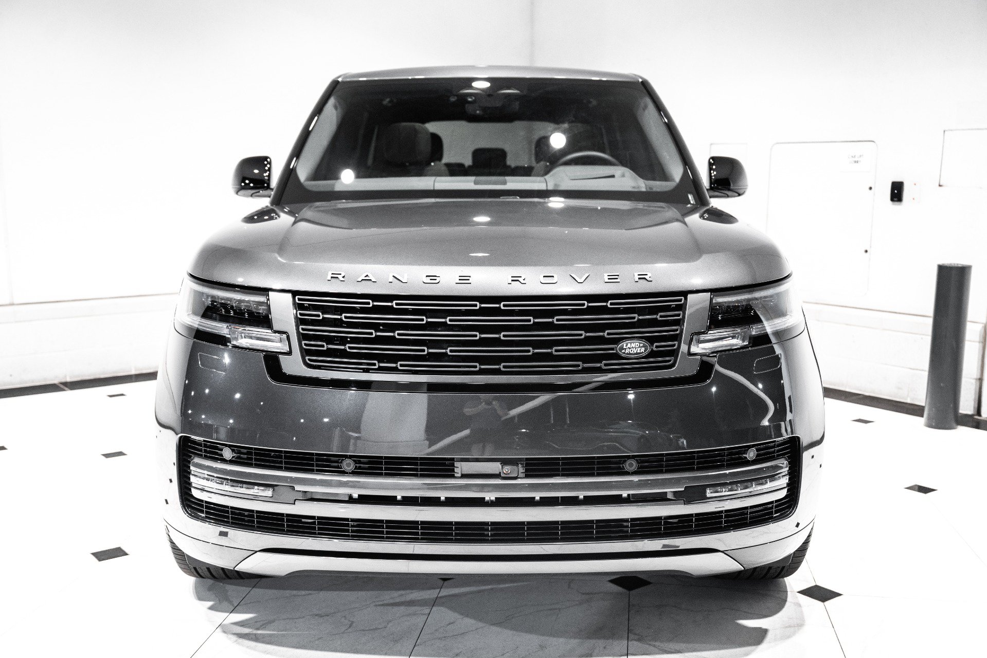 Used 2026 Land Rover Range Rover SE AWD/4WD image 4
