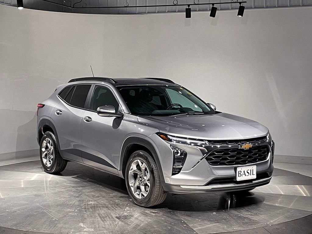 Used 2024 Chevrolet Trax LT w/ Sunroof Package image 38