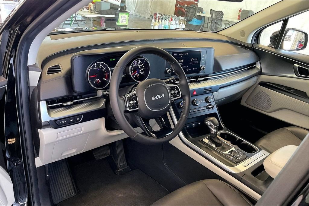 Used 2024 Kia Carnival LX FWD image 13