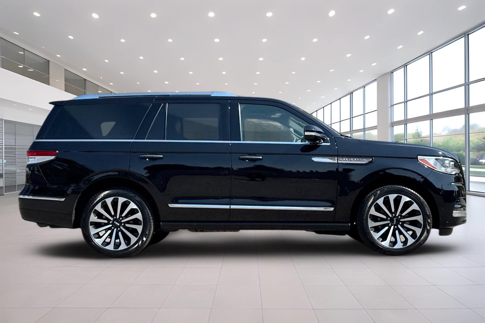 Certified 2023 Lincoln Navigator Reserve AWD/4WD image 3