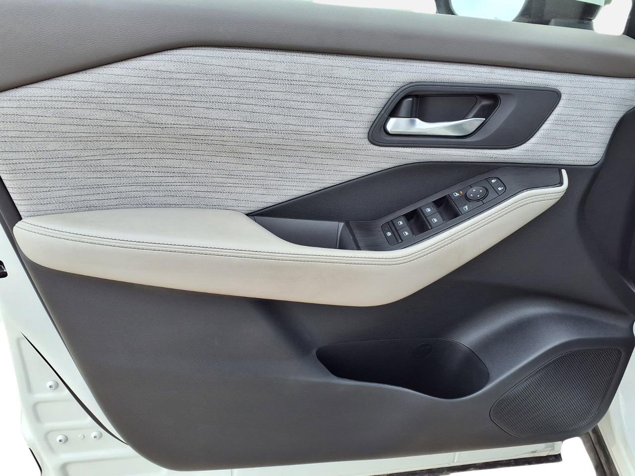 Used 2023 Nissan Rogue SV image 13