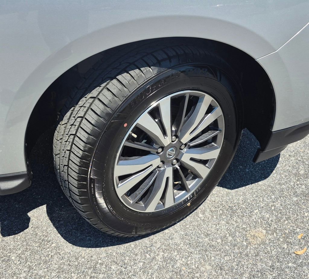 Used 2018 Nissan Pathfinder SV AWD/4WD image 3