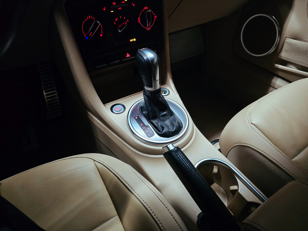 Used 2013 Volkswagen Beetle Turbo FWD image 28