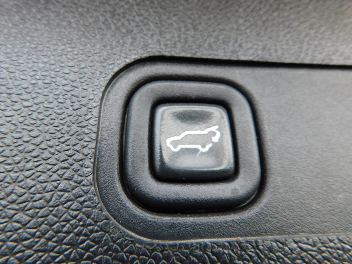 Used 2014 Chevrolet Suburban LTZ image 6