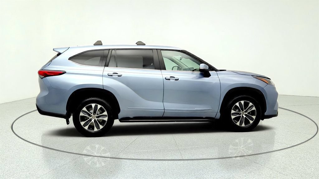 Used 2023 Toyota Highlander XLE AWD/4WD image 4