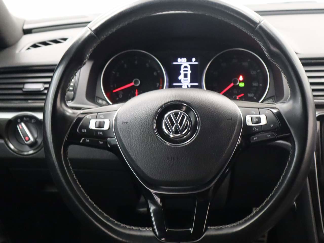 Used 2018 Volkswagen Passat GT FWD image 13