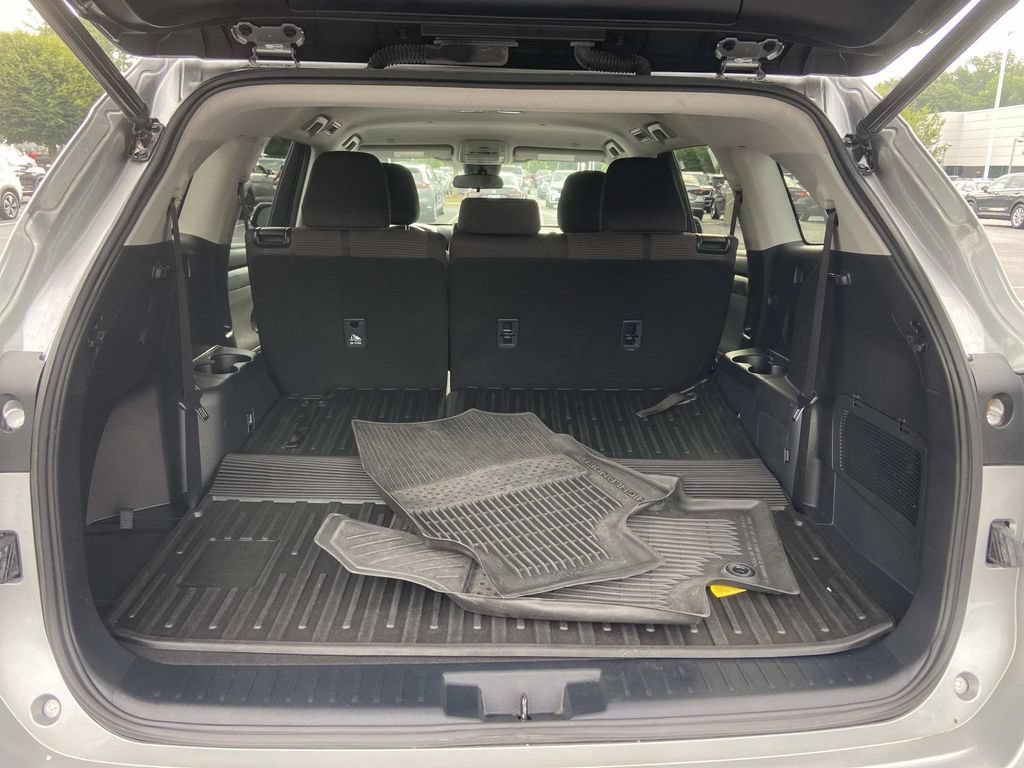 Used 2023 Toyota Highlander LE FWD image 12