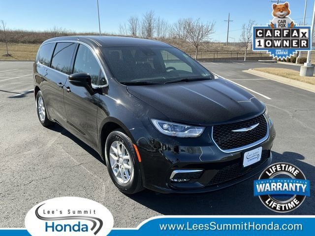 Used 2025 Chrysler Pacifica Select image 1