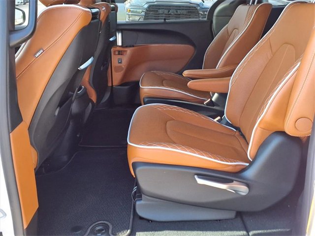 New 2026 Chrysler Pacifica Pinnacle image 14