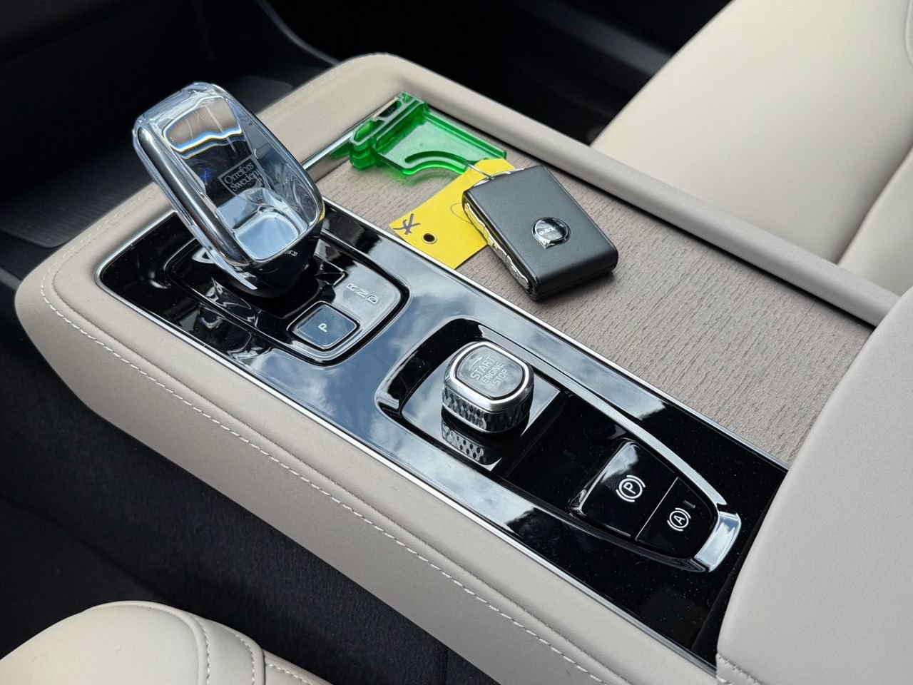 New 2026 Volvo XC90 B5 Plus w/ Protection Package Premier AWD/4WD image 14