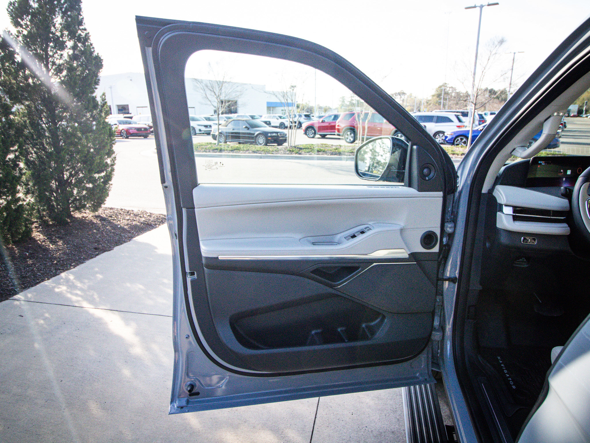 Used 2025 Lincoln Navigator Reserve image 14