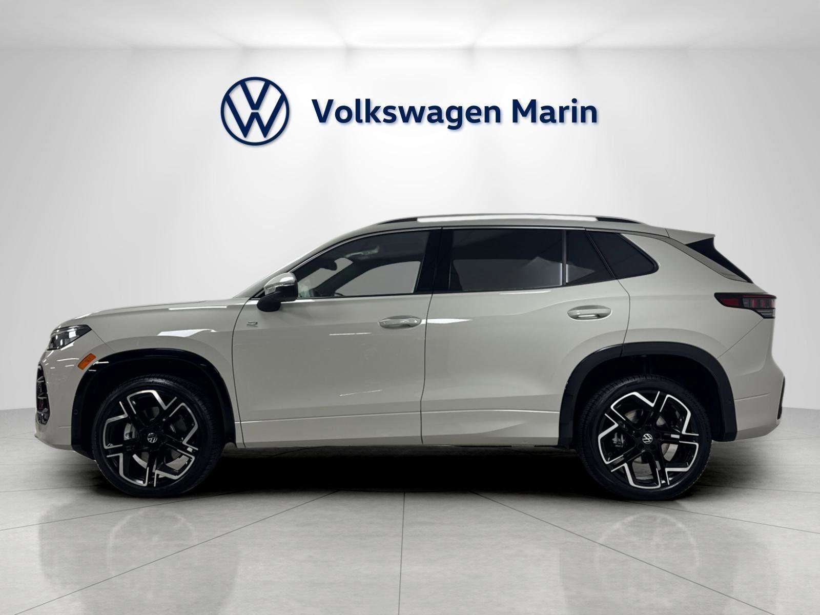 New 2026 Volkswagen Tiguan SEL R-Line AWD/4WD image 2