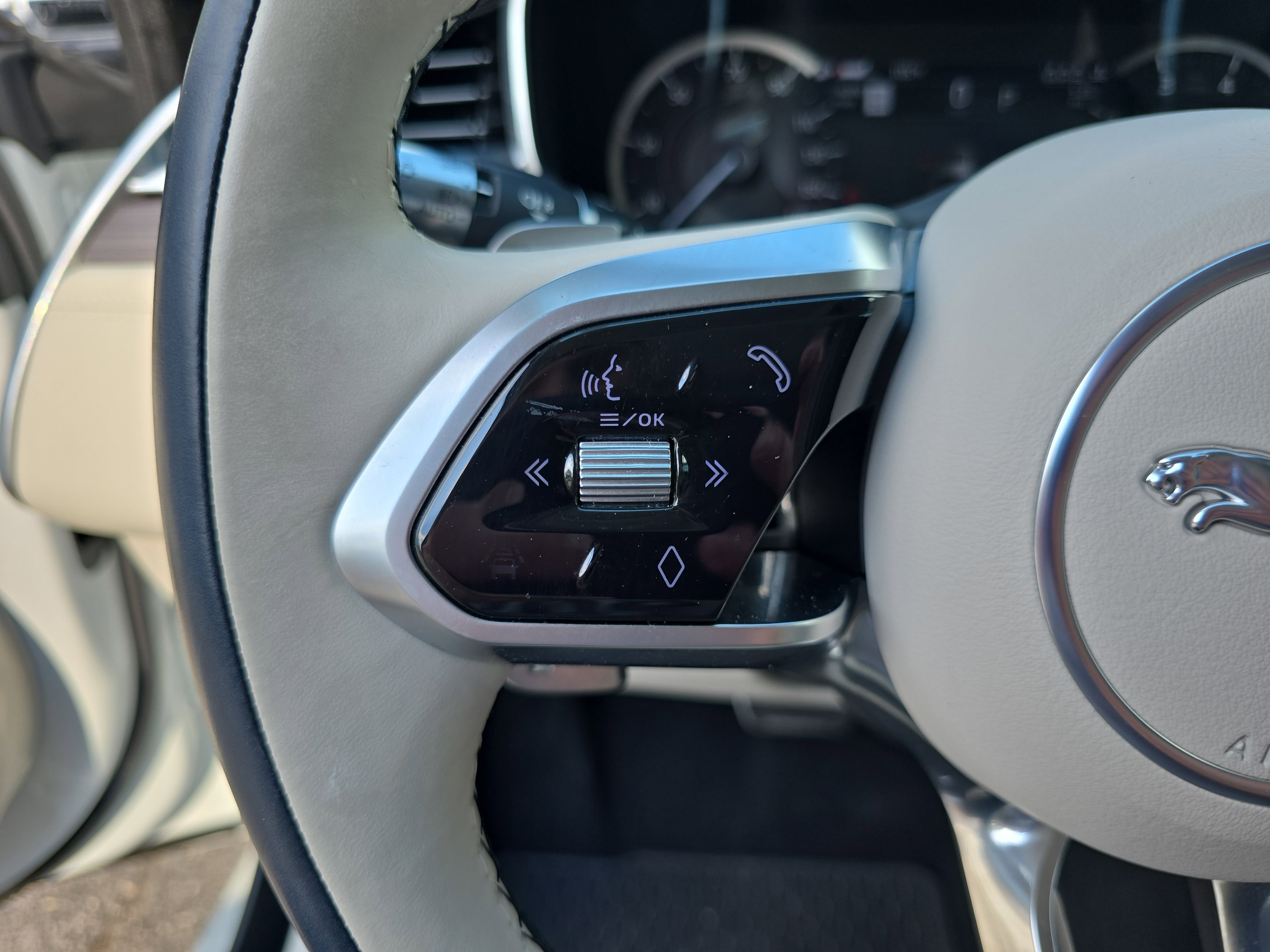 Used 2022 Jaguar XF SE RWD image 17