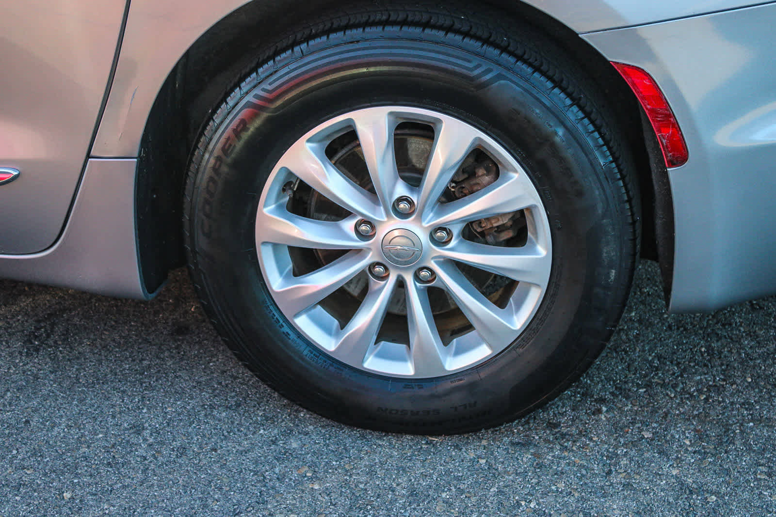 Used 2018 Chrysler Pacifica Touring-L image 8