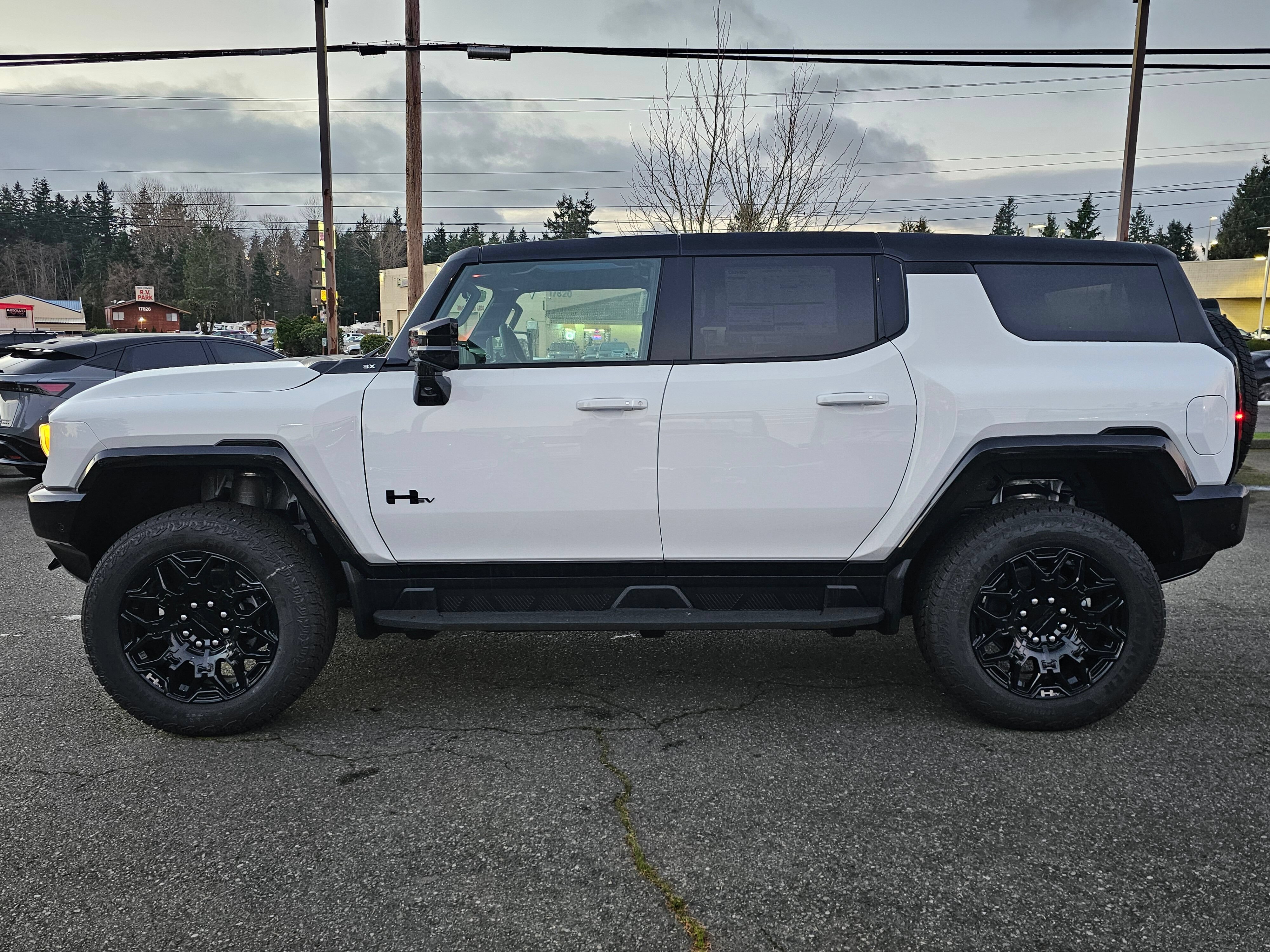 New 2026 GMC Hummer EV SUV w/ LPO, Dark Essentials Package AWD/4WD image 4