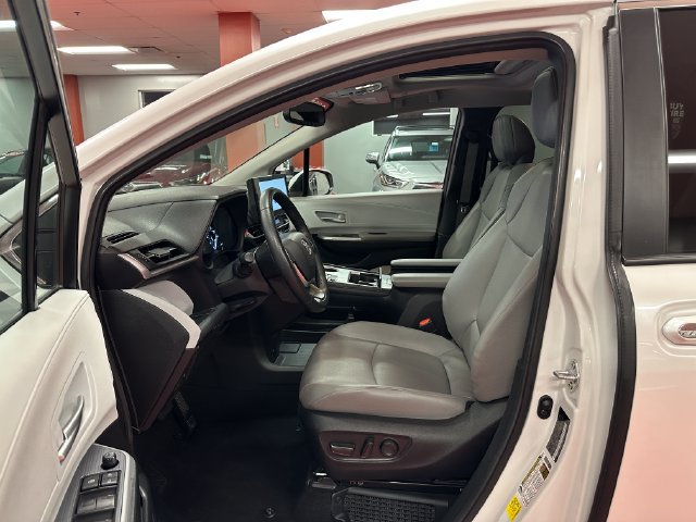 Certified 2025 Toyota Sienna XLE FWD image 10