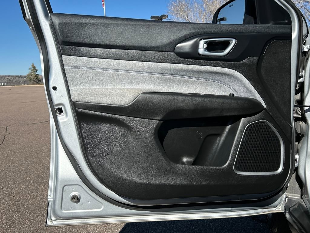 Used 2024 Jeep Compass Latitude image 27