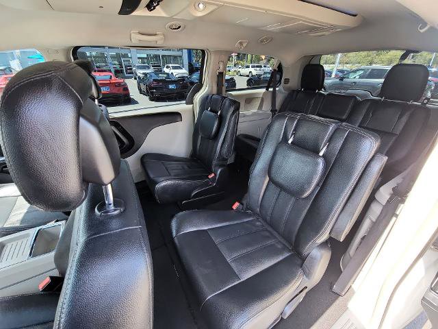 Used 2016 Chrysler Town & Country Touring FWD image 21