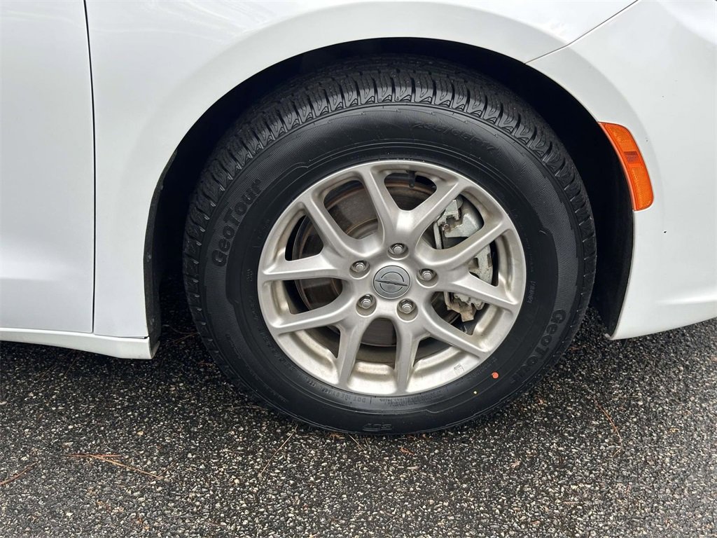 Used 2024 Chrysler Pacifica Touring-L image 25