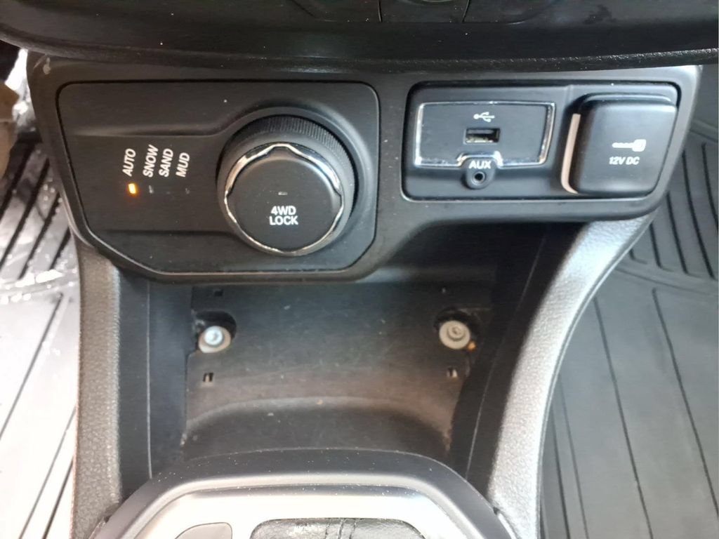 Used 2023 Jeep Renegade Latitude AWD/4WD image 10