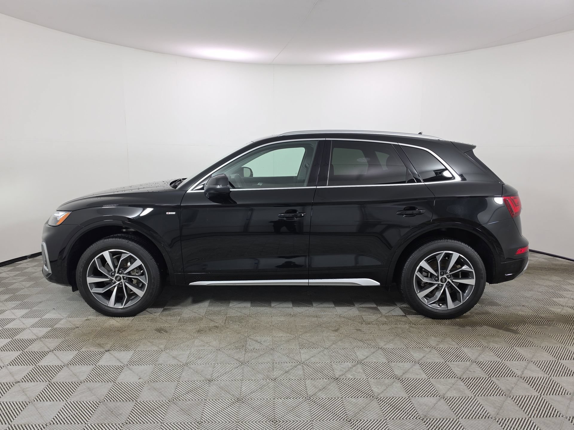 Certified 2023 Audi Q5 2.0T Premium w/ Convenience Package AWD/4WD image 4
