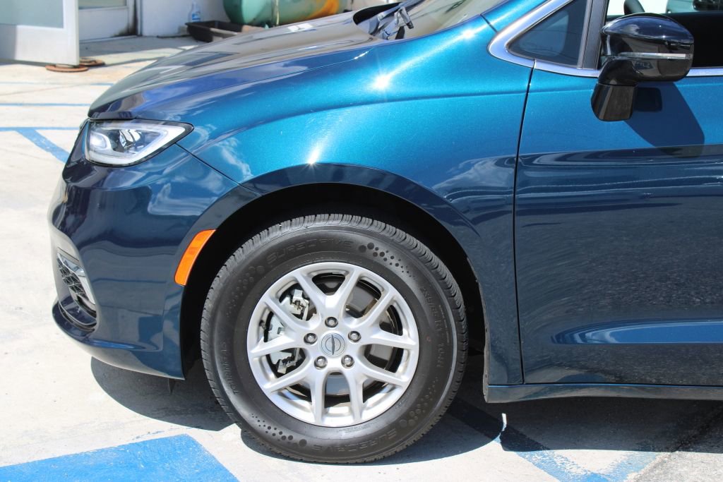 Used 2025 Chrysler Pacifica Select image 7