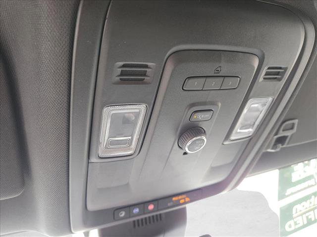 Used 2023 GMC Yukon XL SLT image 13