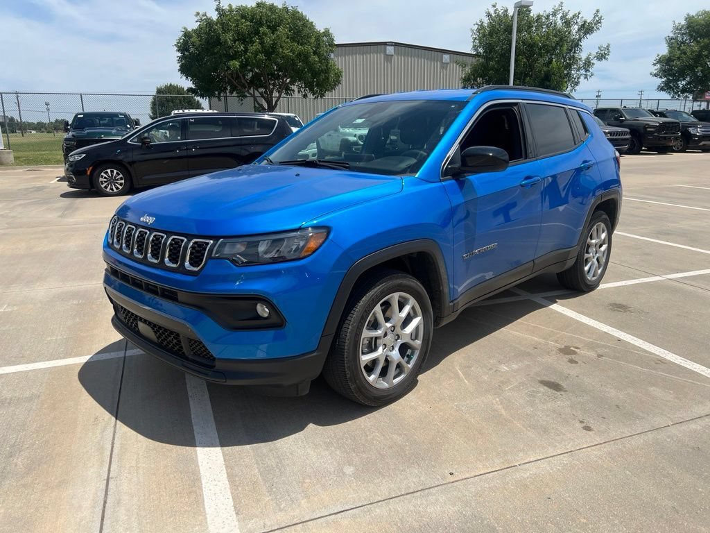 Used 2024 Jeep Compass Latitude AWD/4WD image 2