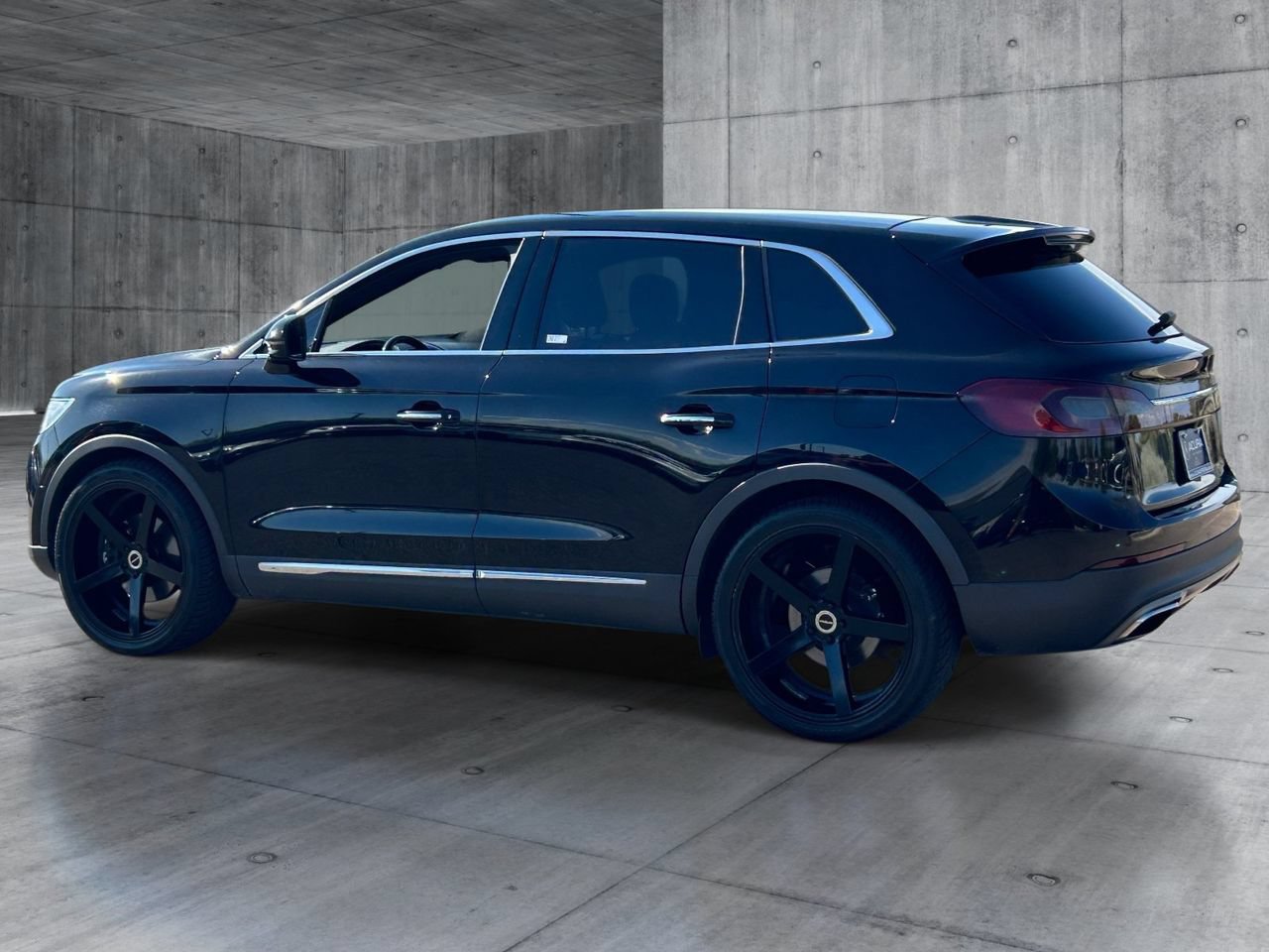 Used 2016 Lincoln MKX Select w/ Select Plus Package FWD image 3
