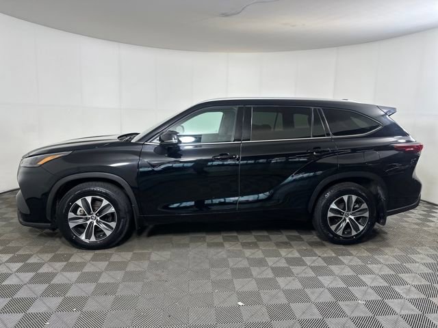 Used 2022 Toyota Highlander XLE image 6