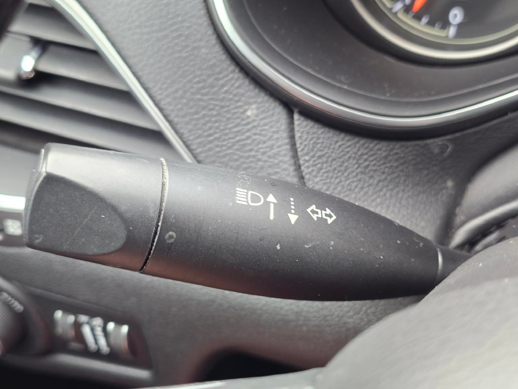 Used 2019 Jeep Cherokee Latitude Plus w/ Cold Weather Group AWD/4WD image 30