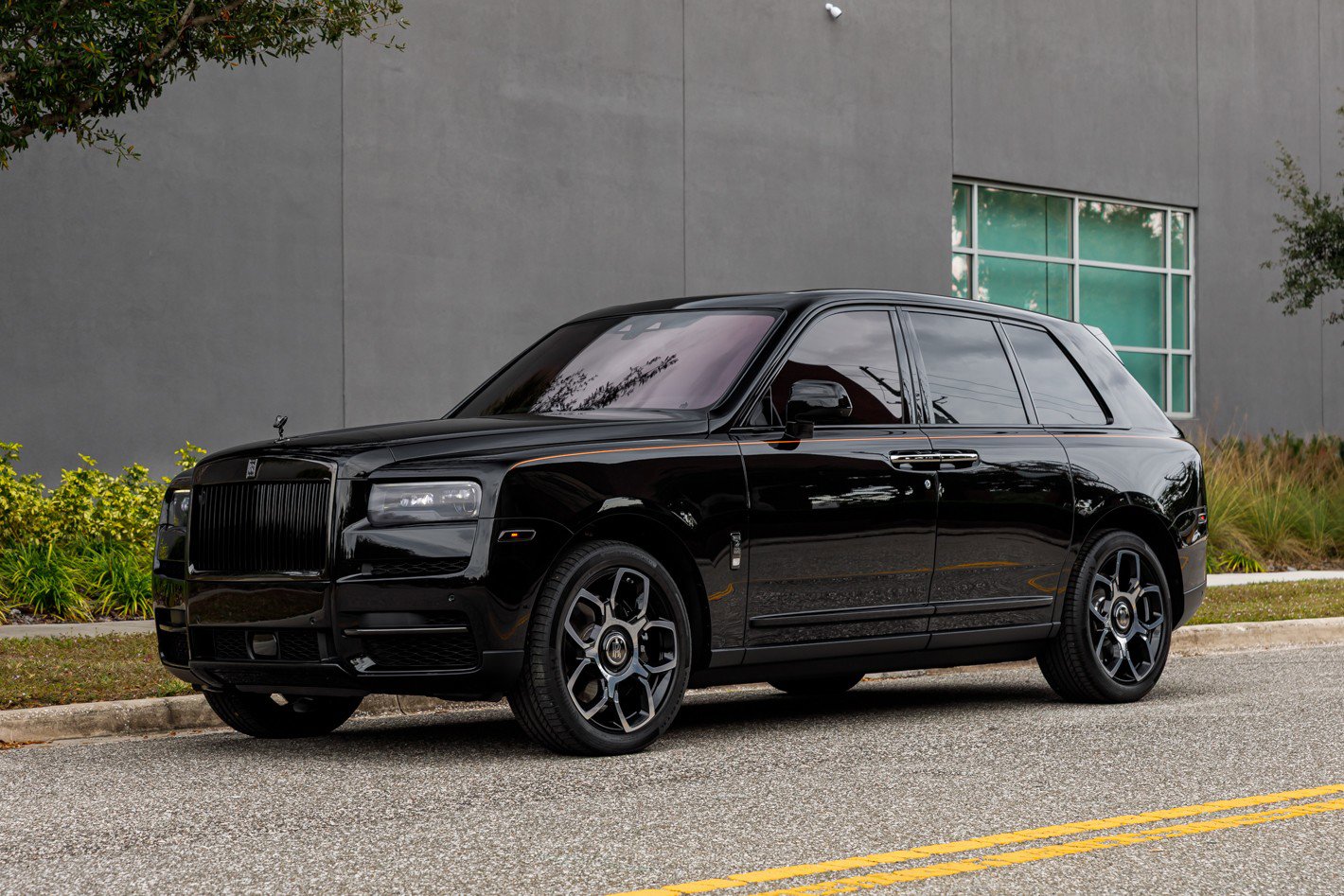 Used 2022 Rolls-Royce Cullinan Black Badge w/ Dark Exterior Package image 21