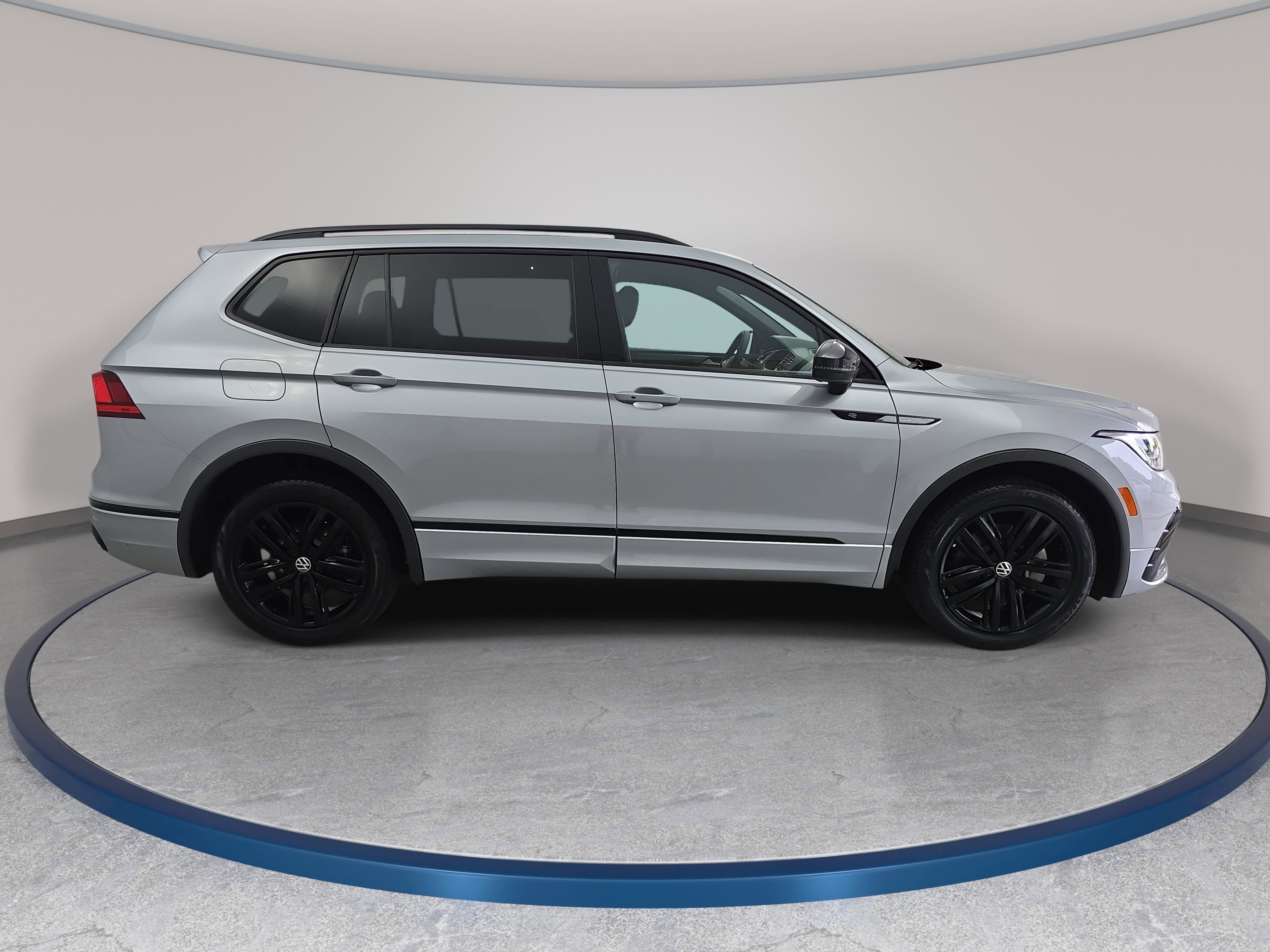Certified 2022 Volkswagen Tiguan SE R-Line FWD image 4