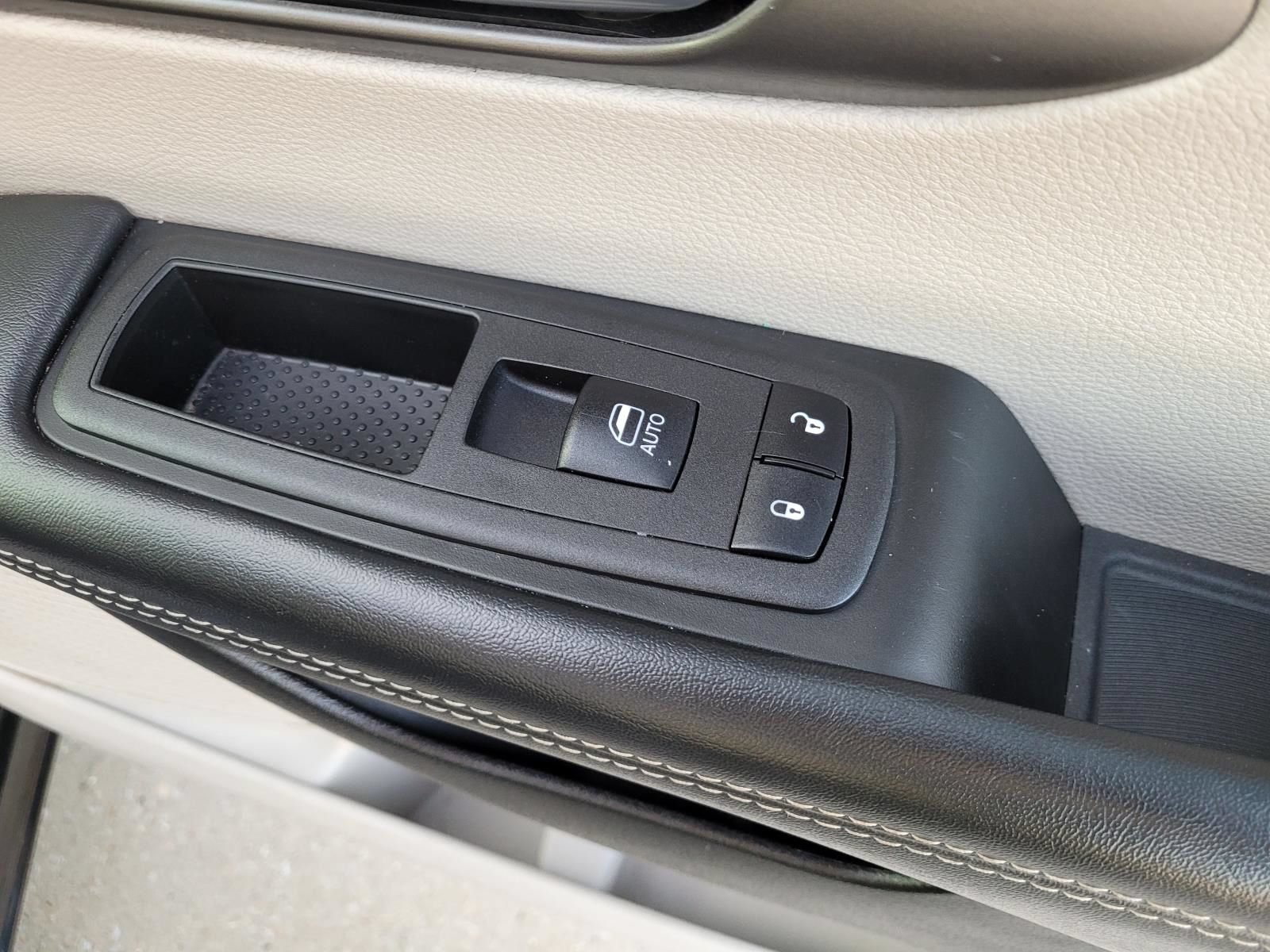 Used 2023 Chrysler Pacifica Touring-L FWD image 8