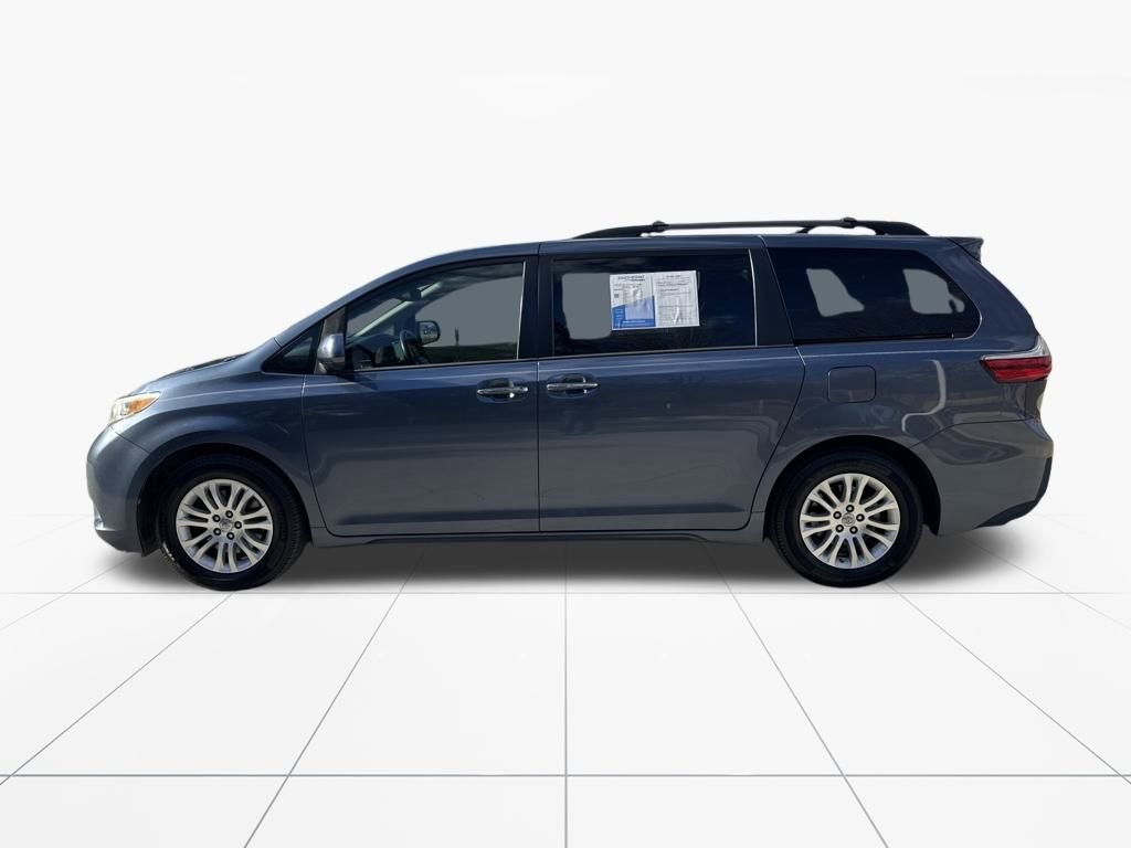 Used 2017 Toyota Sienna XLE image 5